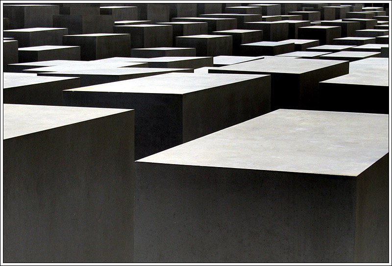 Das Stelenfeld des Holocaust-Mahnmals in Berlin. 8.9.2006 (Matthias)