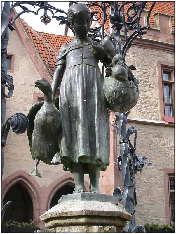 Das Wahrzeichen der Stadt Gttingen, die Brunnenfigur Gnseliesel auf dem Marktplatz vor dem alten Rathaus der Stadt. Diese Brunnenfigur wurde im Jahr 1901 aufgestellt. Das Original befindet sich inzwischen allerdings im Stdtischen Museum. Ich empfehle die Lektre des Artikels  Gnseliesel  in der Wikipedia. Das Bild stammt vom 07.03.2003.