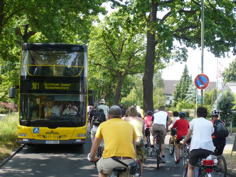 Dass ein Bus von Radfahrern ausgebremst wird, das gibt es selten - Ursachen fr Stau liegen meist woanders. Dieser hier war jedoch auf einer der Sternfahrtrouten  steckengeblieben . Die meisten Autofahrer reagierten gelassen, der Berliner ist's ja gewhnt. 1.6.2008