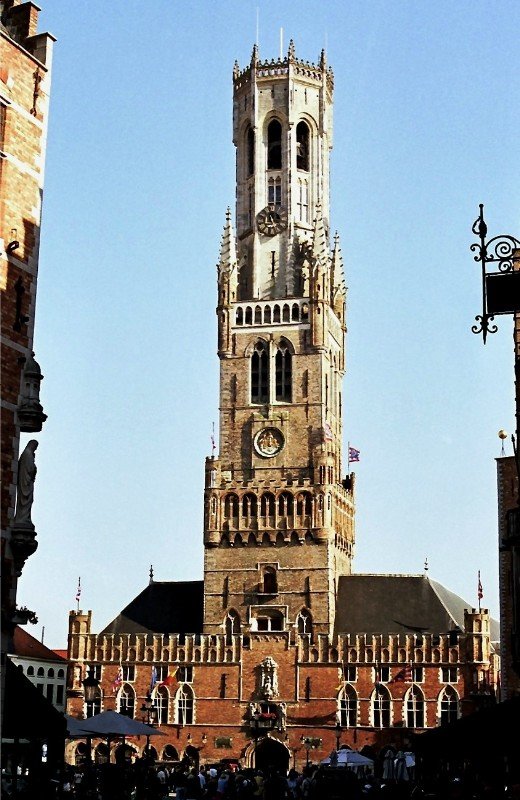 Der Belfried. Dieser imposante Turm gehrt weder zu einer Kirche noch zum Rathaus, sondern zur Tuchhalle. Dies macht den Stellenwert deutlich, den der Tuchhandel fr Brgge und die anderen mittelalterlichen Stdte Flanderns hatte (September 2002).