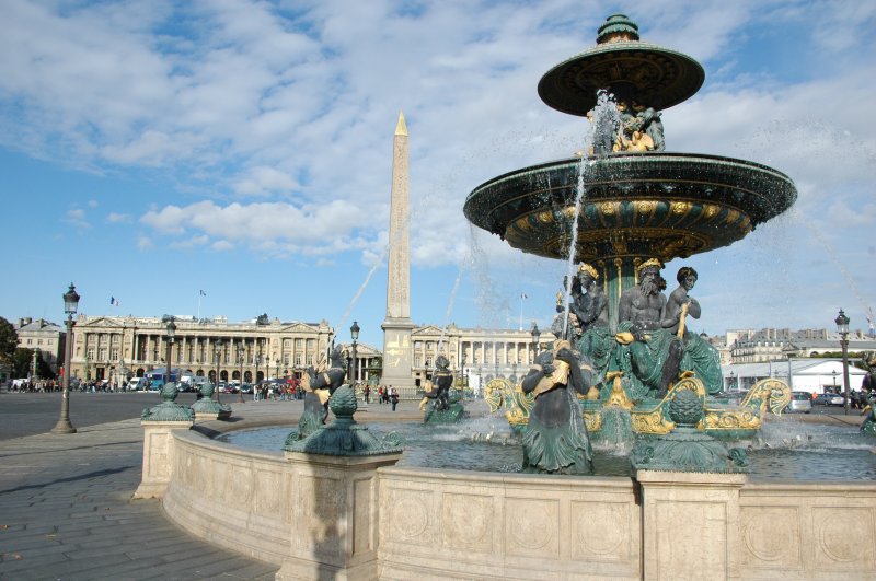 Der Bronzebrunnen am Place de la Concorde im Oktober 08. Links ist das Hotel Crillon zu sehen.