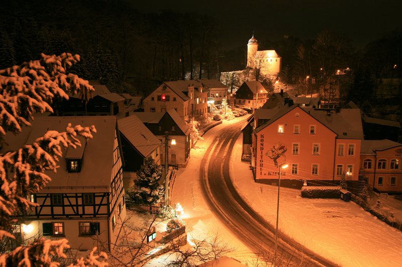 Der Chemnitzer Stadtteil Oberrabenstein erstrahlt am Abend des 28.12.06 im winterlichen Lichterglanz, im Hintergrund thront die bekannte Burg ber dem Ort. Die Aufnahme entstand vom ehemaligen Eisenbahnviadukt aus.