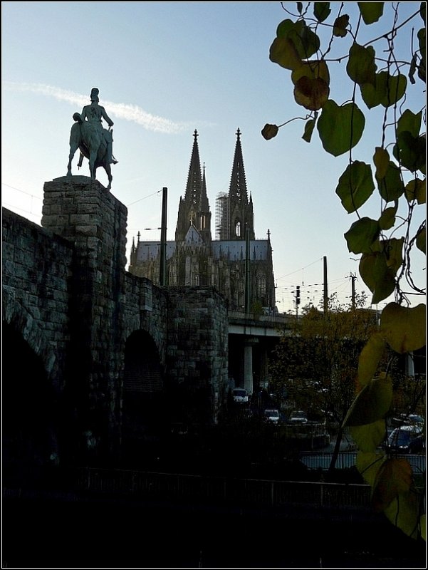 Der Dom und eines der Reiterstandbilder an der Hohenzollernbrcke in Kln aufgenommen am 08.11.08. (Jeanny)