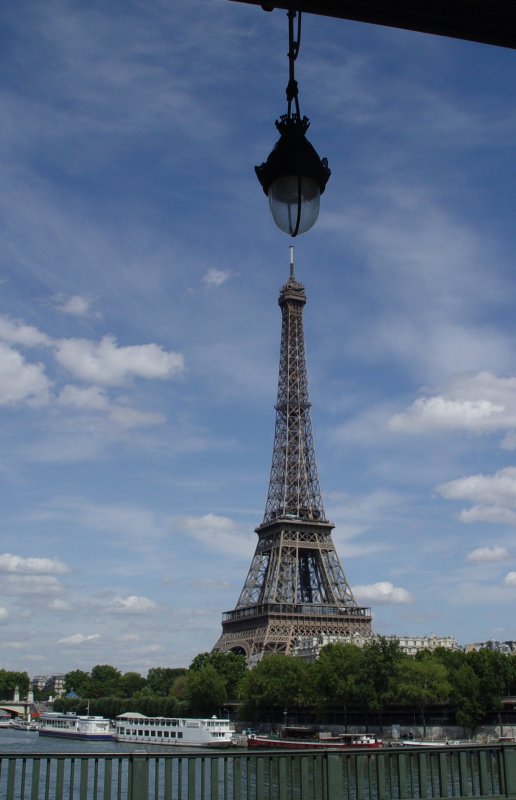 Der Eiffelturm einmal aus einer anderen Perspektive - mit Beleuchtung