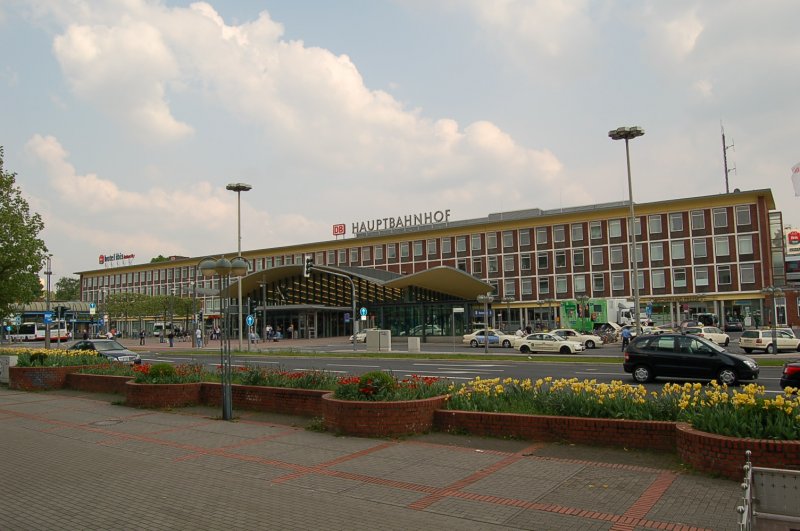 Der Eingang nach Bochum fr Bahnreisende  - der Bochumer Hauptbahnhof.