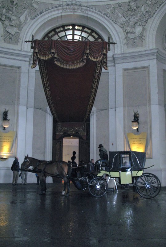Der Eingang zu den Kaiserappartements der Hofburg in Wien.
Auf wen wartet der Fiaker? Der Schatten im Hintergrund lsst Raum fr Spekulationen.
(Mai 2008)
  
