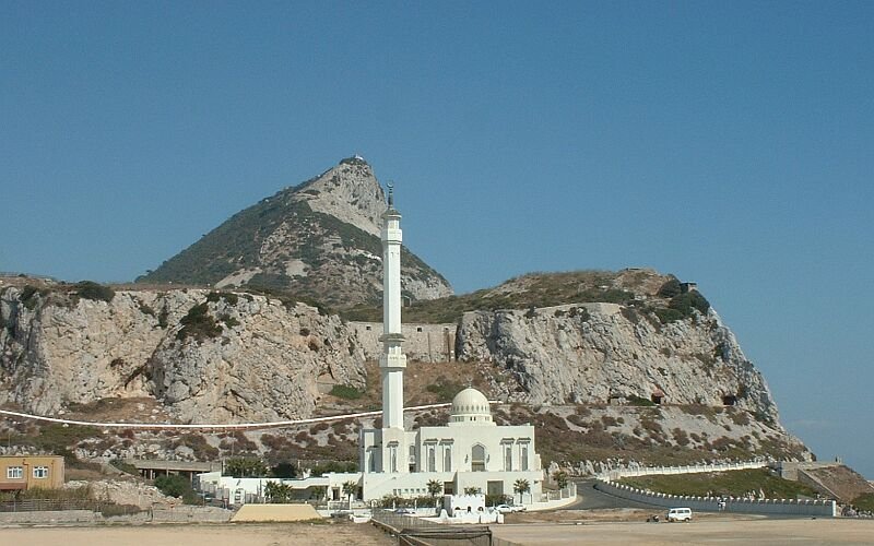  Der Felsen , hchster Punkt von Gibraltar, davor eine Mosche. aufgenommen September 2003