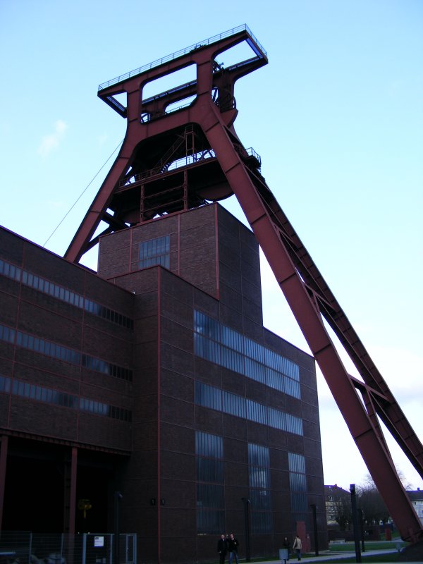 Der Frderturm ber dem Schacht 12 der Zeche Zollverein in Essen-Katernberg am 28. Mrz 2009.