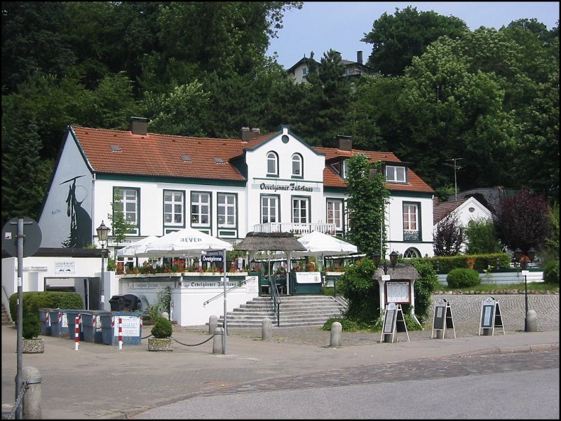 Der Hamburger Stadtteil Oevelgnne mit dem Gasthaus  Oevelgnner Fhrhaus  im Juli 2005.