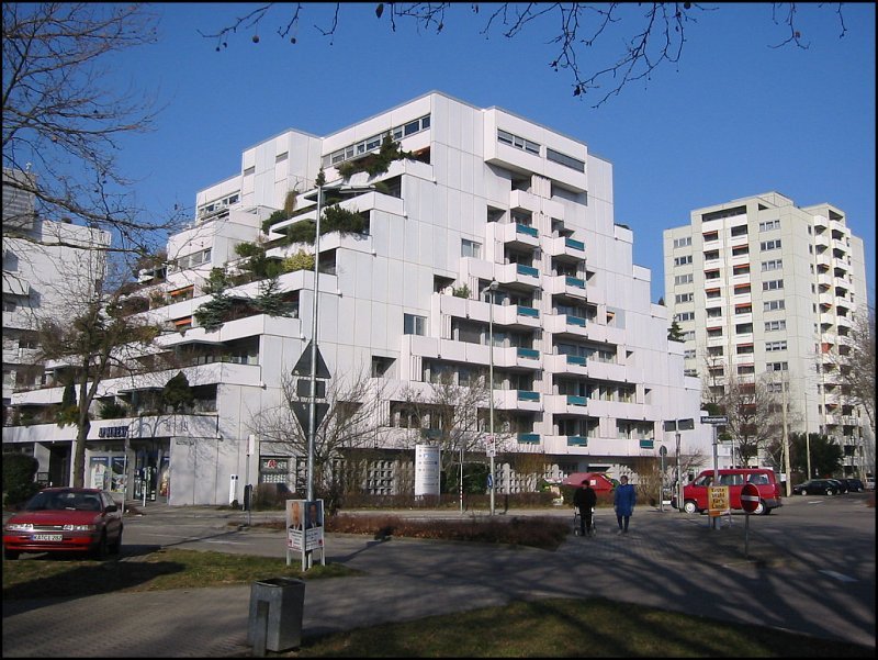 Der Karlsruher Stadtteil Durlach hat auer seiner Altstadt natrlich auch moderne Bauten zu bieten. Diese Aufnahme entstand am 19.03.2006 in der Nhe der Paracelsus-Klinik.