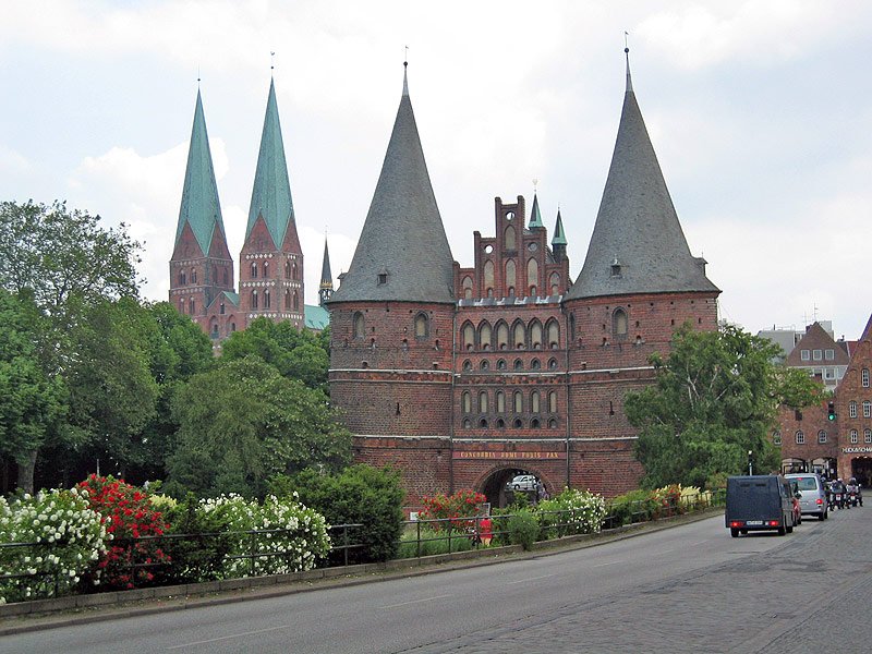 Der Klassiker eines jeden Lbeck-Besuchs: das Holstentor. Im Hintergrund die St. Marienkirche. Juni 2004