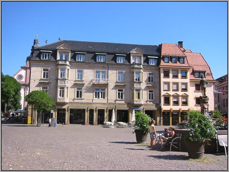Der Marktplatz in Ettlingen. Links am Bildrand ist die  Rckseite  des Georgsbrunnen vom vorherigen Bild zu sehen. (02.07.2006)