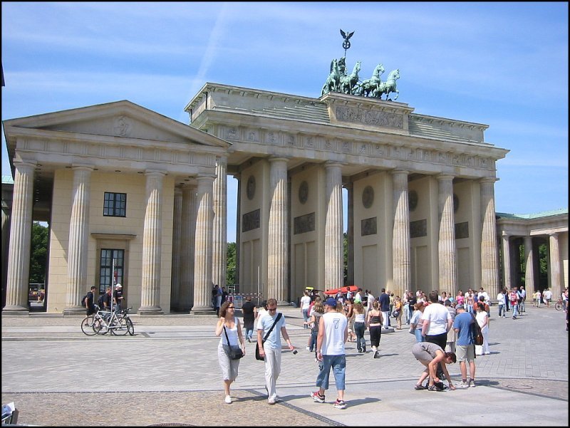 Der obligatorische Blick auf das Brandenburger Tor, wenn man Berlin besichtigt. (Juli 2005)