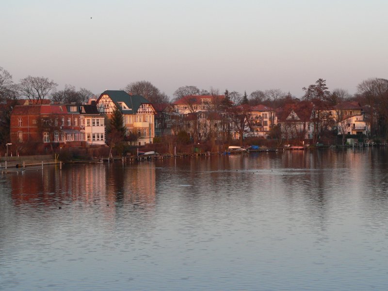 Der Ortsteil Kpenick, auch als die grne Lunge Berlins bezeichnet, ist der am dnnsten besiedelte Stadteil. Hier finden sich Seen und Wlder. In diesem Bild habe ich die Abendstimmung auf der Spree eingefangen. 18.2.2007