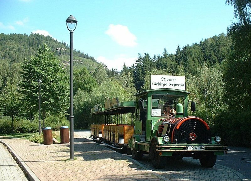 Der  Oybiner Gebirgs-Express  am Bahnhof Kurort Oybin im Zittauer Gebirge im Juli 2003, er fhrt im Sommer in die Nachbargemeinden Kurort Jonsdorf, Lckendorf, Ortsteil Hain, auf die Berge Tpfer und Hochwald und teilweise auf den Berg Oybin. Im Hintergrund der Ameisenberg. 
