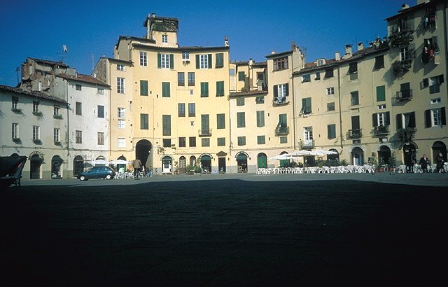 Der Piazza Anfiteatro in Lucca. Ostern 1996.