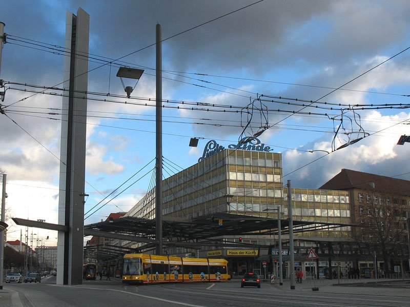 Der Postplatz als zentraler Knotenpunkt des stdtischen Nahverkehrs wurde vom Architekturbro Prof. Schrmann, Kln/Bonn neu gestaltet - Dresden, 21.1.2007
