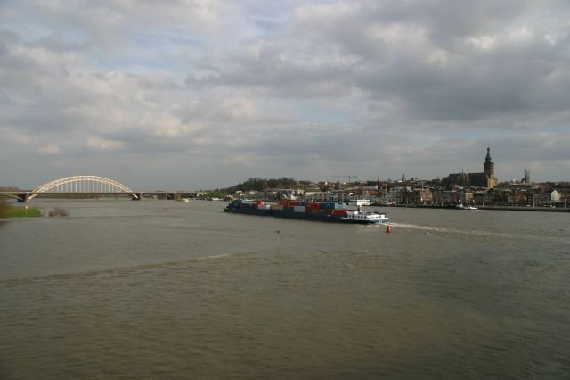 Der Rhein  (Waal) mit der Brcke der A 325 und dem Stadtzentrum.