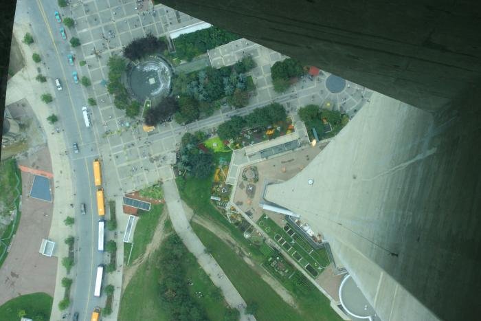 Der sekrechte Blick aus 346m Hhe in die Tiefe. So sieht es auch ein Liftmonteur am CN Tower bei der Arbeit.
