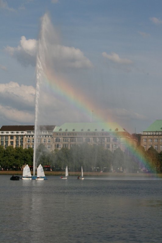 Der Springbrunnen auf der Binnenalster warf am 06.07.09 einen schnen Regenbogen.Aufgenommen bei einer Alsterrundfahrt.