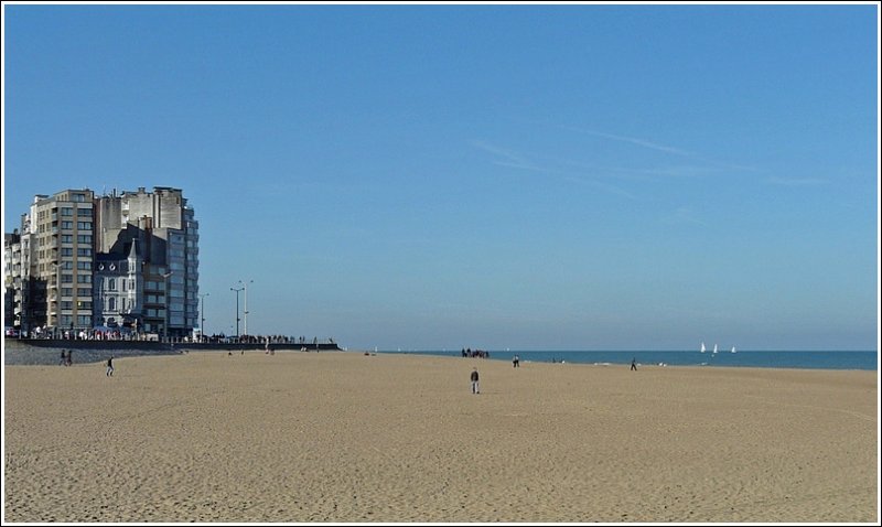 Der Strand in Oostende beschreibt eine Kurve, sodass man nicht die ganze Hochhuserzeile mit fotografieren muss. 14.09.08 (Jeanny)