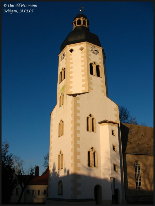 Der Turm der evangelischen Kirche St.Marien in Uebigau wurde letztes Jahr saniert. Dabei wurden die kleinen Fenster im Turmuhrgescho wieder freigelegt. Uebigau, 14.01.07.