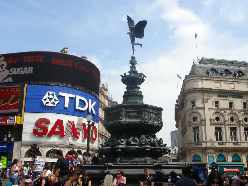Der Weltbekannte Piccadilly Circus in London. Aufgenommen am 20.07.2006