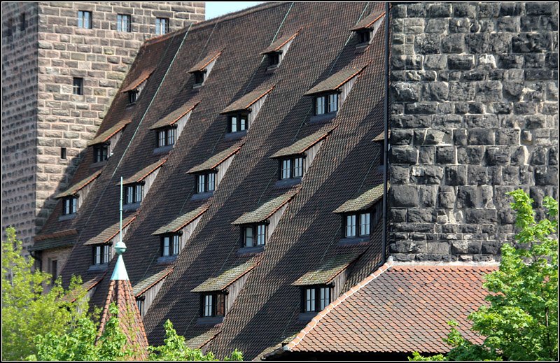 Detailansicht der Nrnberger Burg, ein Dach mit vielen Gauben. 25.04.2009 (Matthias)