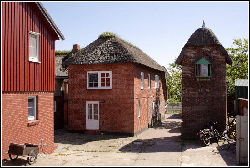 Auf Oland steht auch ein reetgedeckter kleiner Leuchtturm. 10.05.2009 