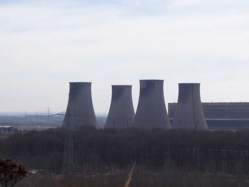 Die 4 Trme des Kraftwerks Thierbach kurz vor der Sprengung. Ein Foto von dem Aussehen nach der Sprengung erspar ich mir, weil da sieht man ja logischerweise NICHTS :)
(gehrt eigentlich zu Landkreis LEIPZIGER LAND)