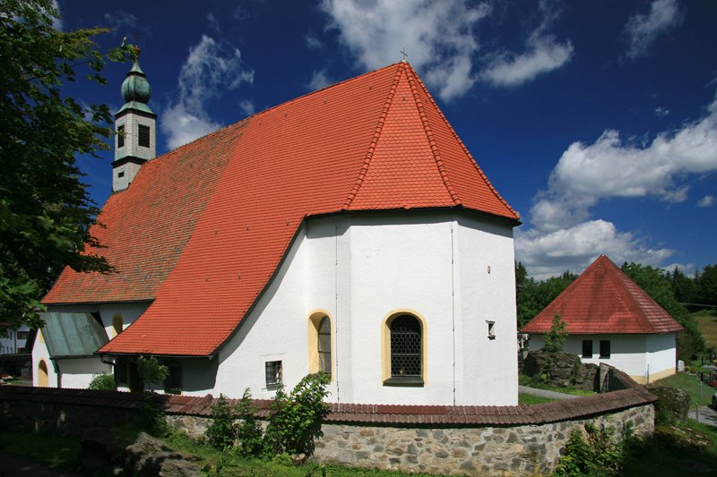 Die lteste Kirche (sie stammt wohl aus dem 15. Jh.) der Gemeinde Spiegelau steht im Ortsteil Oberkreuzberg; Aufnahme vom 07.07.07.