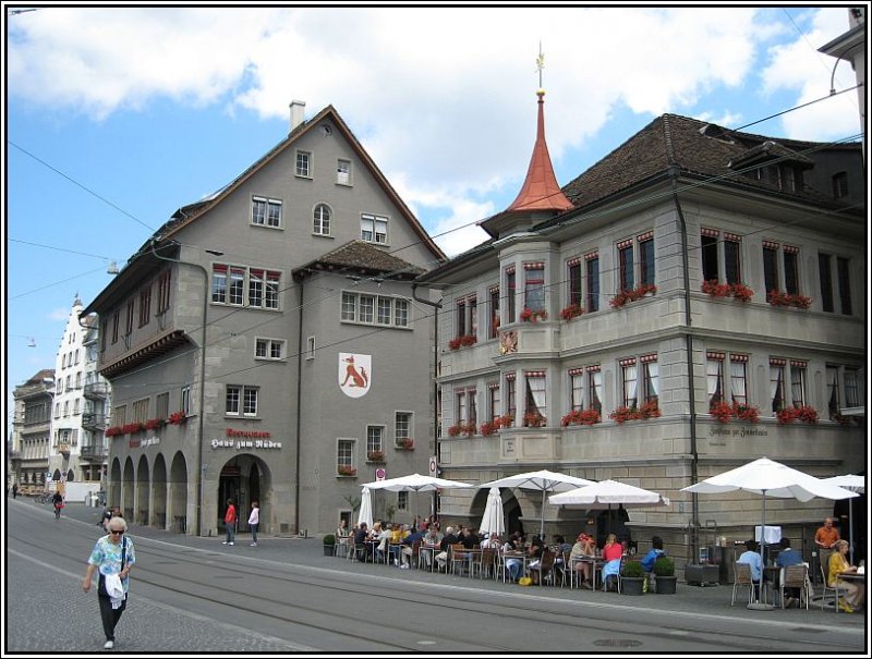Die Altstadt von Zrich entlang dem Limmatquai mit Gaststtten in schnen alten Gebuden. (22.07.2007)