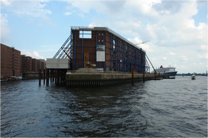 Die im Bau befindliche Elbphilharmonie am Hamburger Hafen am 23. August 2007.
Im Hintergrund das grte Kreuzfahrtschiff der Welt, die Queen Mary 2.