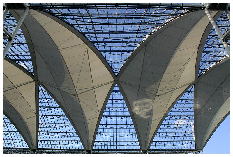 Die berdachung ber dem Airport Centers des Mnchner Flughafens. Fertigstellung 1999, Architekten: Murphy / Jahn, Chicago. 2.4.2007 (Matthias)