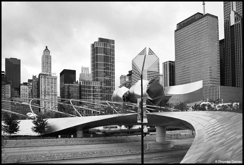 Die BP Pedestrian Bridge fhrt den Chicago-Besucher vom Millenium Park in Richtung Ufer des Lake Michigan; September 2005.