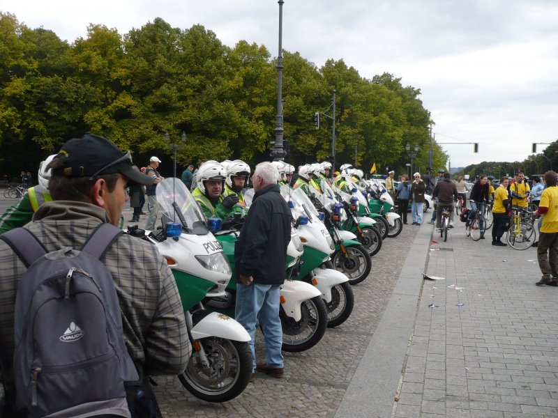 Die Fahrraddemos in Berlin werden immer von Motorradpolizisten begleitet. Ob das Umdenken, das im Motto angesprochen wird, irgendwann mal dazu fhrt, dass es Polizei auf Fahrrdern gibt? 20.9.2008