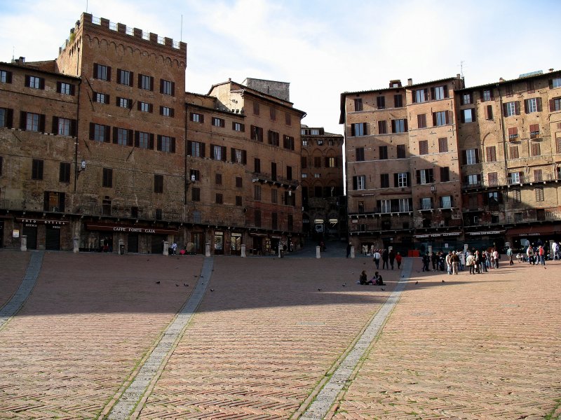 Die Gebude von Siena wurden meist aus rotem Backstein erbaut.  Teilansicht des Piazza del Campo. 
(13.11.2007)