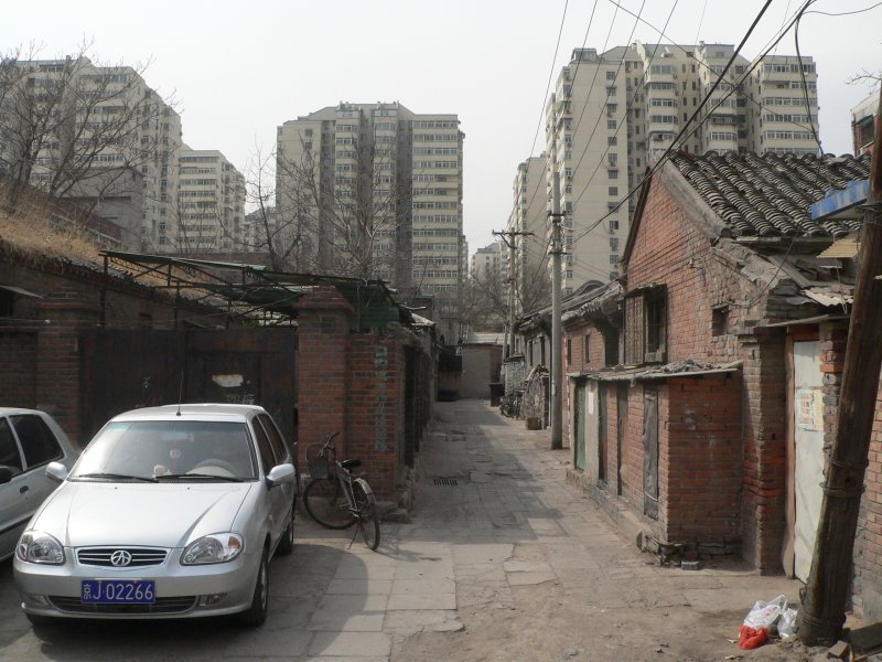Die Grostdte in China wachsen rasant. Solche Gegenden, die zwischen den mordernen Hochhaussiedlungen liegen, werden dabei immer weniger. Einige Anwohner verfgen ber moderne Autos. April 2006