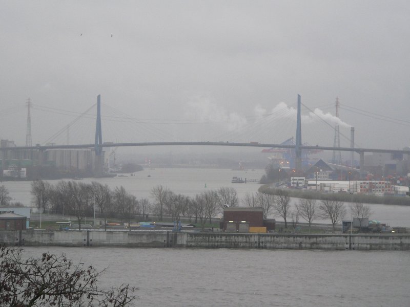 Die Hochstrae Elbmarsch in Hamburg ist mit 4258 m die lngste Brcke Deutschlands. Sie fhrt die A7 ber die Industrie- und Hafenanlagen. Januar 2007