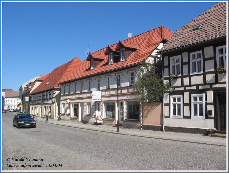 Die hbsche Innenstadt von Lbbenau/Spreewald ist immer eine Fu- oder Radwanderung wert. Hier gehts, typisch fr den Spreewald, rhig zu. 14.04.04