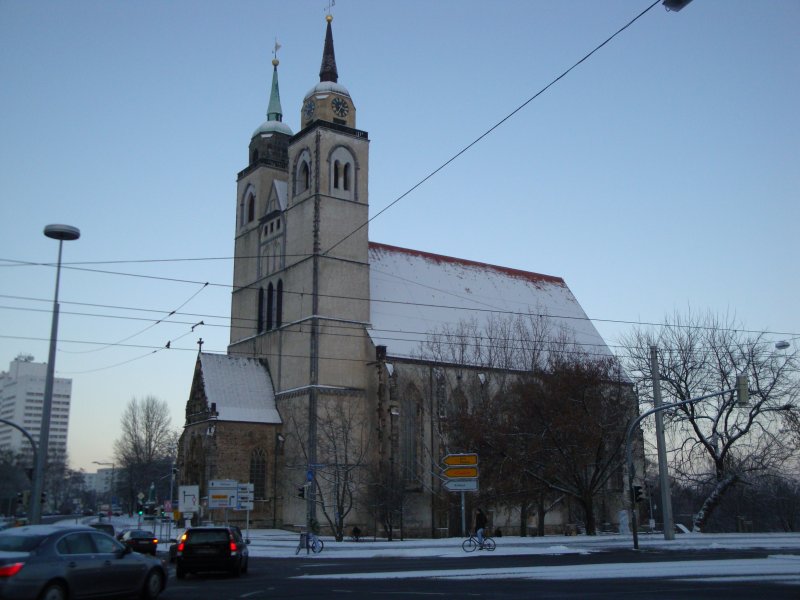Die Johanniskirche in Magdeburg. Nach der Wende wurden das Dach des Kirchenschiffs und die rechte Turmspitze wiederaufgebaut, genutzt wird sie heute als Veranstaltungsort. Fotografiert am 02.01.2009