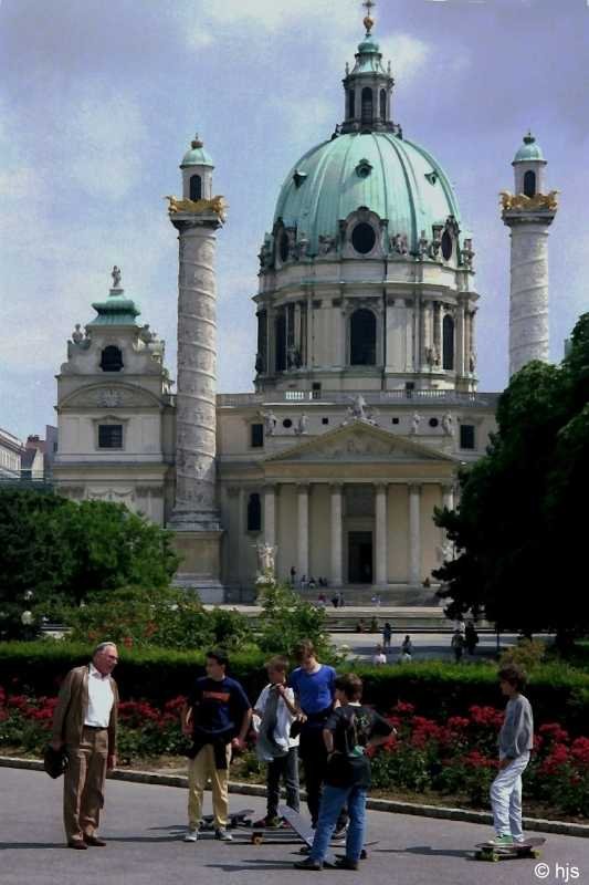 Die Karlskirche, erbaut von Vater und Sohn Fischer von Erlach, 1637 geweiht (Juni 1989). Worum sich wohl der Disput zwischen dem Passanten und den Skateboardfahrern dreht?