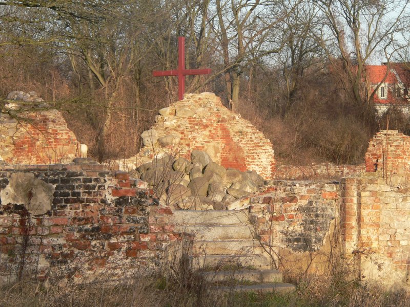 Die Marienkirche in der Kstriner Altstadt wurde ebenfalls vllig zerstrt. Die Grundmauern erinnern an sie, ebenso ein aufgestelltes Kreuz. 3.2.2007