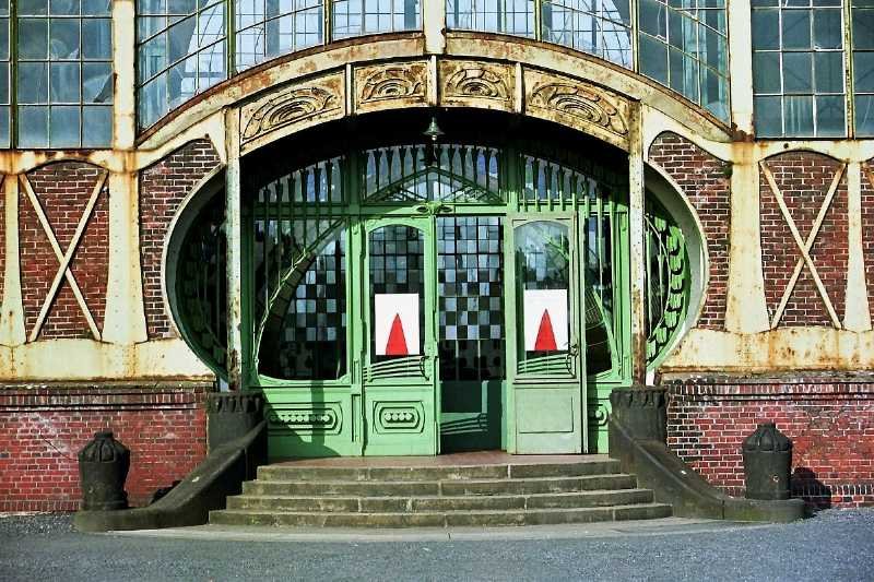 Die Maschinenhalle der Zeche Zollern 2/4 in DO-Bvinghausen ist weithin bekannt. Hier der Eingang des 1903 von Bruno Mhring im Jugendstil gestalteten Bauwerks (9. September 2002)