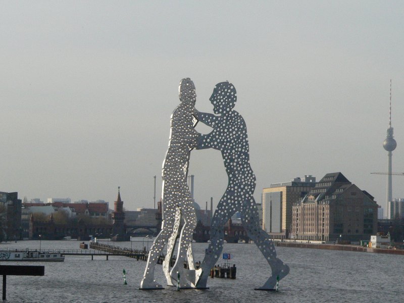 Die Molecule Men des Bildhauers Jonathan Borofsky am 17.2.2007 in Berlin. Im Hintergrund die Oberbaumbrcke, die die inzwischen zusammengelegten Bezirke Kreuzberg und Friedrichshain verbindet.