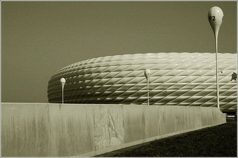 Die neue Allianz-Arena in Mnchen-Frttmaning. Ein Bauwerk der Basler Architekten Herzog & de Meuron. 5.9.2005 (Matthias)