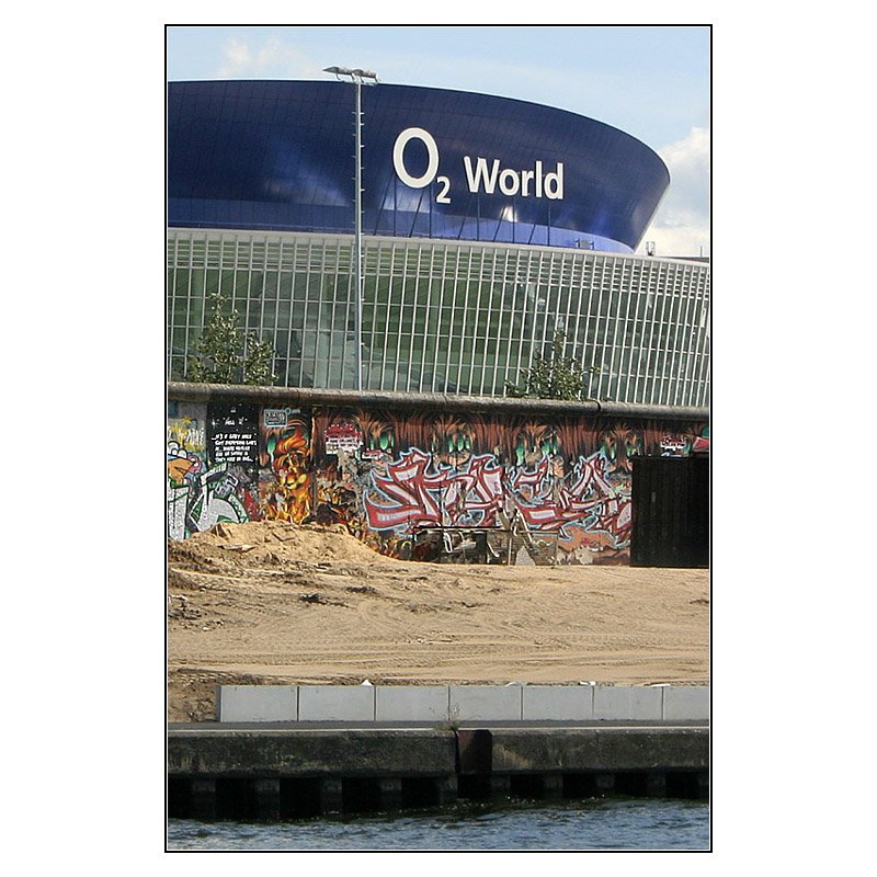 Die neue multifunktionale Veranstaltungshalle  O2 World  hinter einem Rest der Berliner Mauer an der Spree nicht weit vom Ostbahnhof. 14.08.2008 (Matthias)