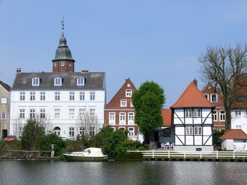 Die oberen Etagen des dreistckigen Hauses am Binnenhafen sind nur ber den dahinter befindlichen Wiebeke-Kruse-Turm zu erreichen. Rechts das Knigliche Brckenhaus; Glckstadt, 26.04.2009
