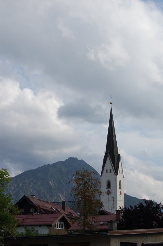 Die Oberstdorfer Kirche vor der imposanten Kulisse der Alpen. Aufgenommen am 14.8.2009.