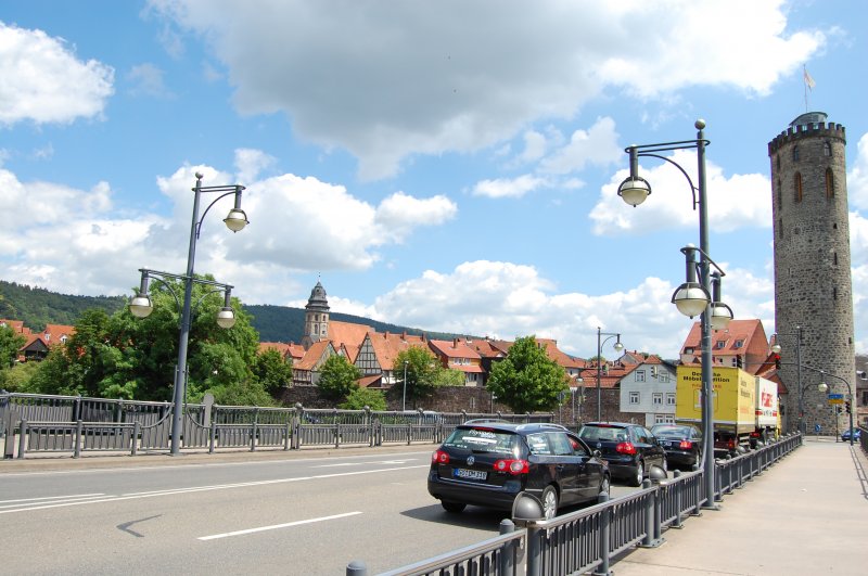 Die Pionierbrcke in Hann.Mnden, rechts einer der alten Wachtrme. Im Hintergrund die Altstadt. Hier wird die geteilte Fulda berquert